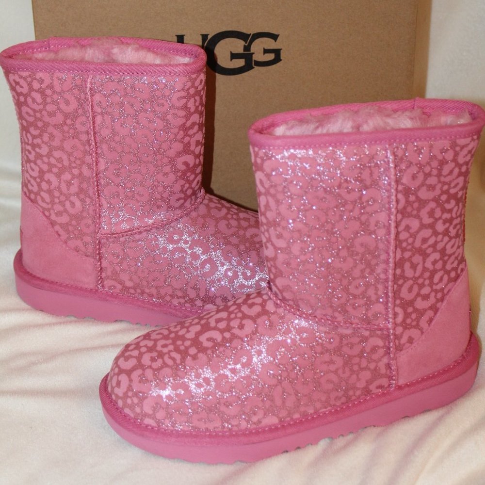 NIB UGG GIRL'S CLASSIC SHORT LEOPARD‎ BOOTS PINK
